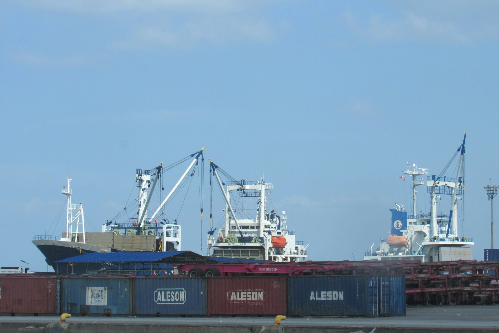 Cargo vessel and port handling cranes