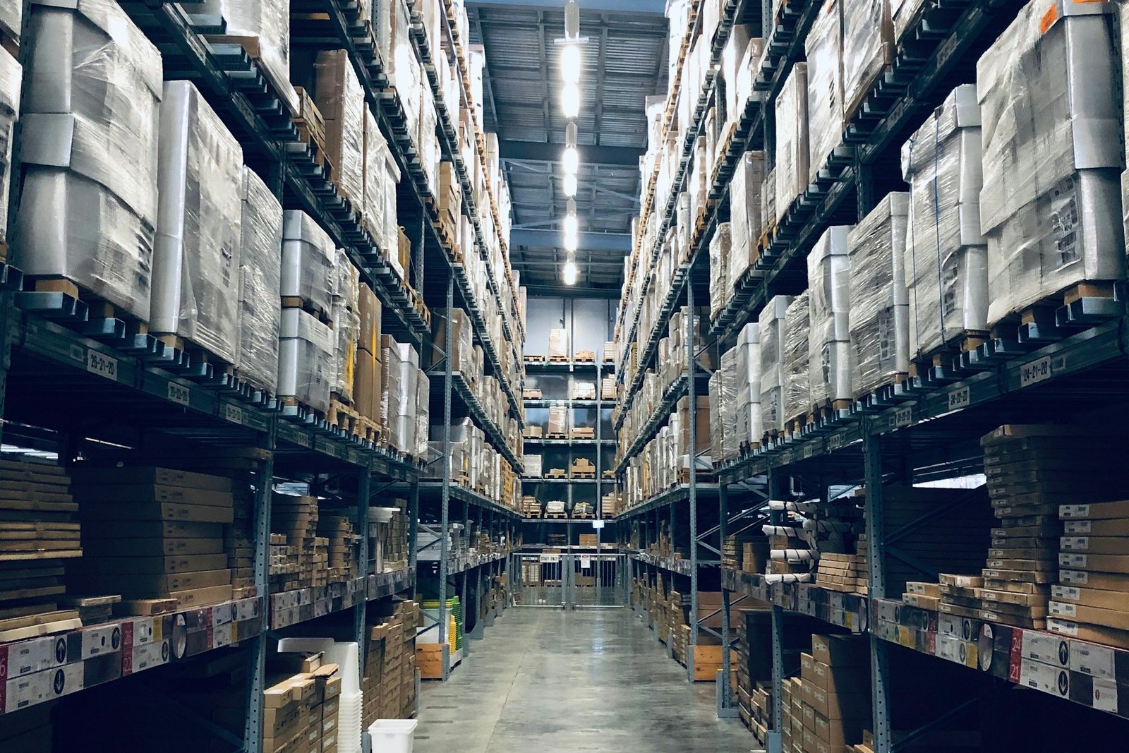 Yüksek depo raflarında paletli yükler